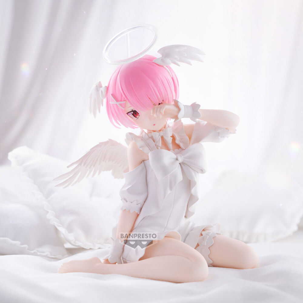 Figurka Ram Sweet Angel Ver. Relax Time 13 cm – Re:Zero, Ram w białym stroju z kokardą na pościeli